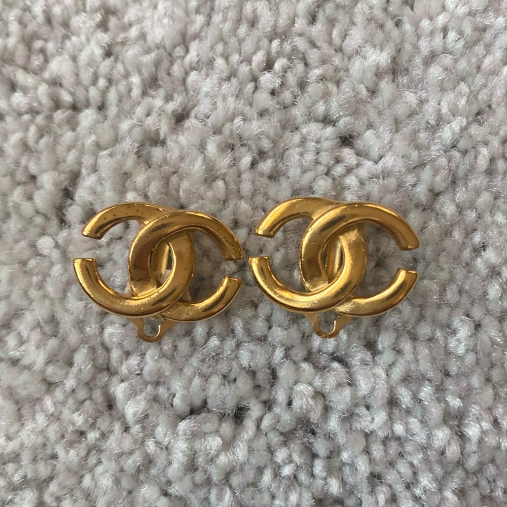 Small CC chanel turnlock earrings. Clip. Vintage Gold - authentic